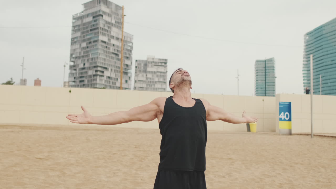Hombre haciendo yoga en la playa