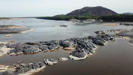 Rückziehaufnahme-Aus-Der-Luft,-Die-Die-Wunderschöne-Bergkette-Und-Den-Fluss-In-Kolumbien-Zeigt