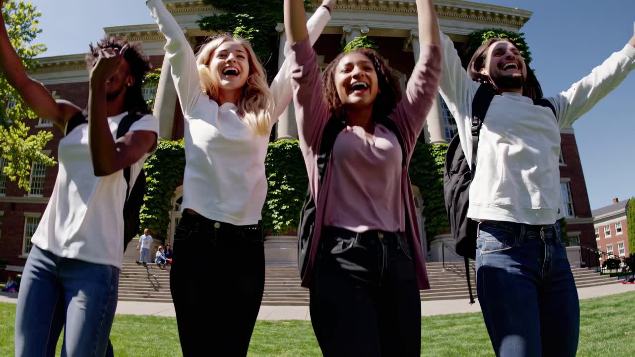 행복한 대학생들이 축하하고 있습니다.