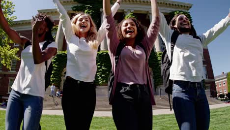 felices estudiantes de la universidad celebrando