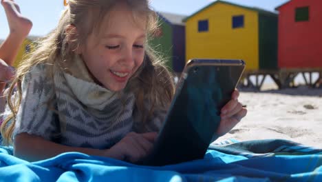 Mädchen-Benutzt-Digitales-Tablet-Am-Strand-4k