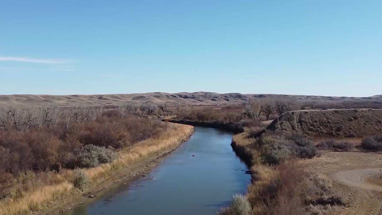 la orilla sur sobre el río red deer en alberta, canadá