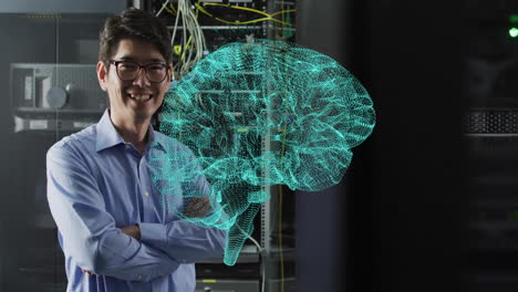 animación de la red cerebral brillante sobre el sonriente técnico masculino asiático en la habitación del servidor oscuro