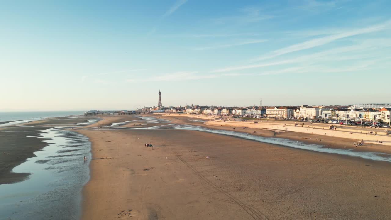 Et dronekranbilde som stiger opp over South Shore-stranden i Blackpool, England.