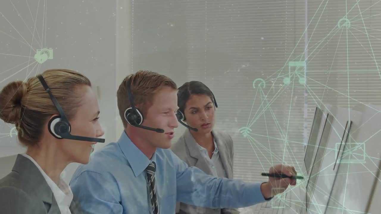 디지털 아이콘의 세계가 사무실에서 함께 일하는 고객관리 임원 팀을 상대로 회전하고 있습니다.