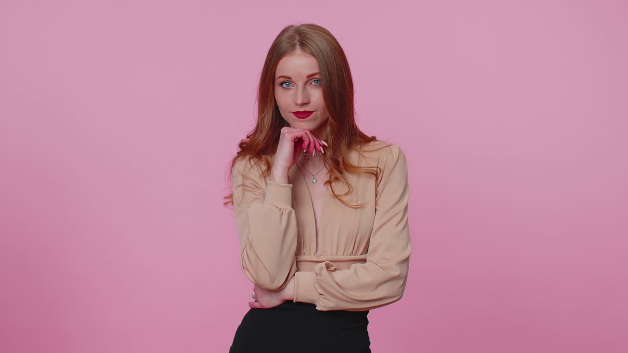 혼란스러운 예쁜 소녀, 모호한 질문에 대해 부끄러워하는 느낌, 의심, 전혀 모르는 것, 아무것도 모르는 것