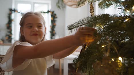 chica linda decorando el árbol de navidad