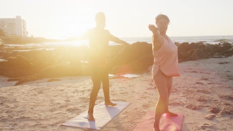 Feliz-Pareja-Afroamericana-Mayor-Haciendo-Yoga,-Estirándose-En-La-Playa,-Cámara-Lenta