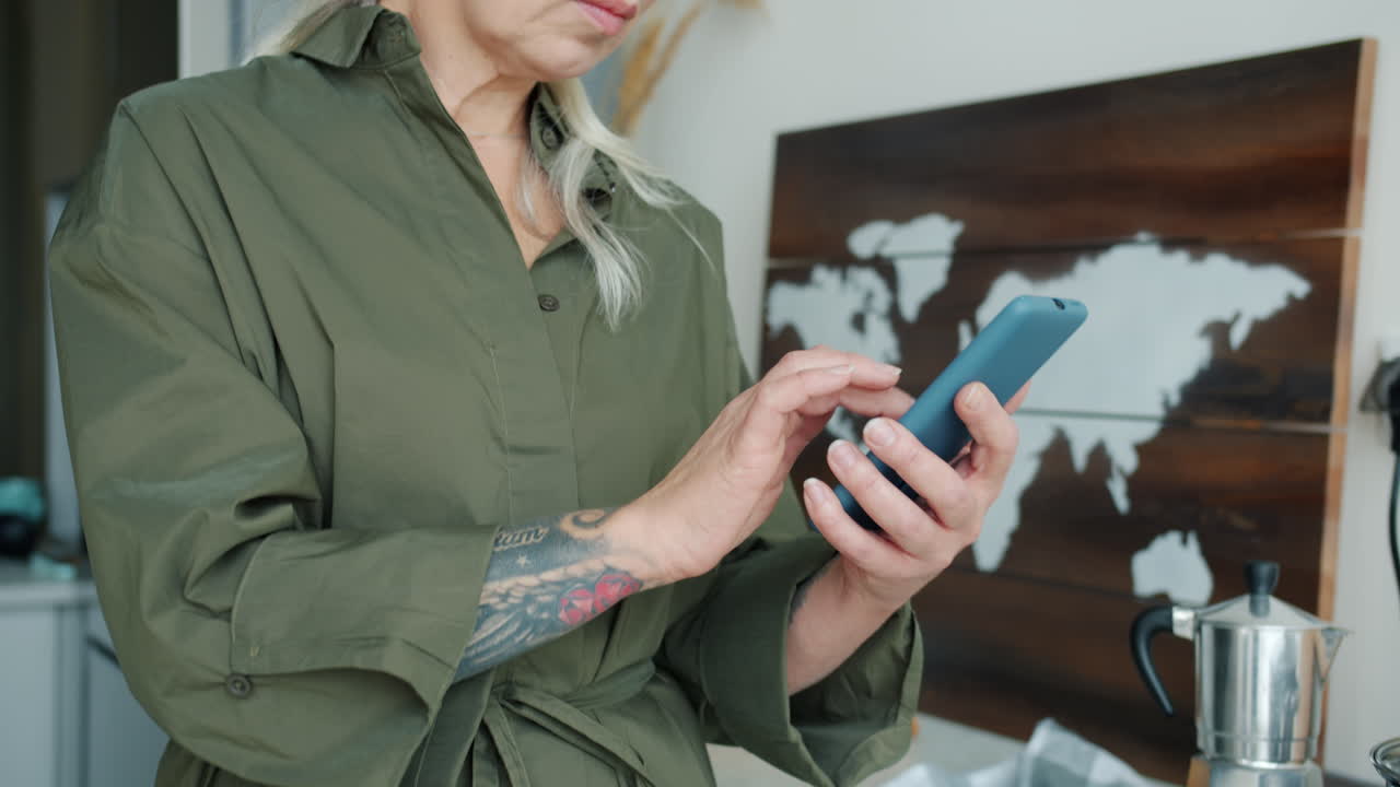 스마트폰을 사용하는 고령 여성