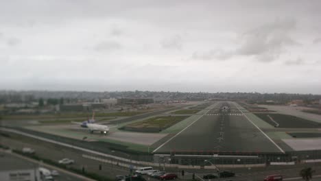 Ein-Zeitraffer-Von-Startenden-Und-Landenden-Flugzeugen-Am-San-Diego-International-Airport,-Aufgenommen-Mit-Einem-Tilt-Shift-Objektiv-Für-Einen-Miniatureffekt