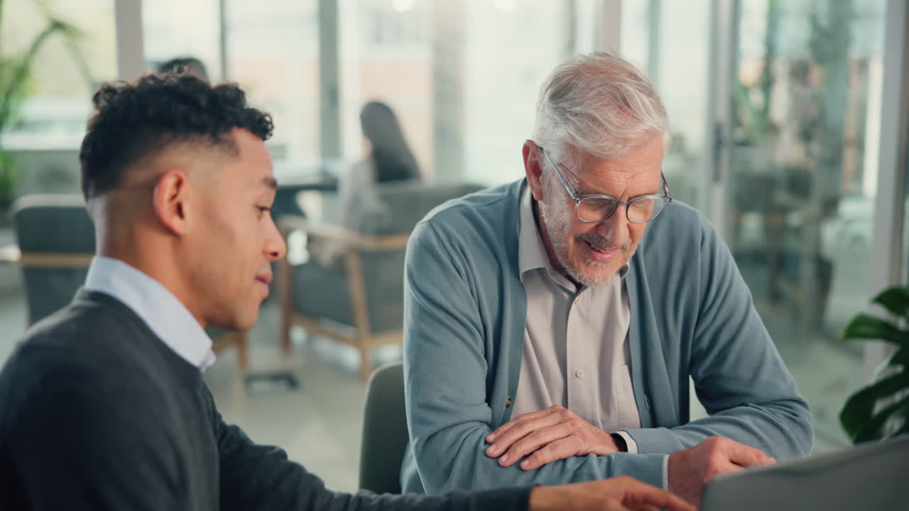 젊은 전문가와 고위 전문가 사이의 비즈니스 회의