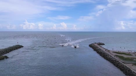 Boats-Entering-The-Jupiter-Inlet-on-the-Loxahatchee-River-in-Jupiter-FL