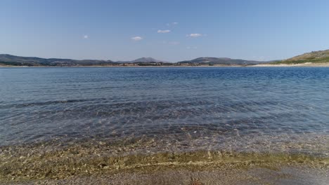 Blauer-Fluss,-Der-An-Einem-Sonnigen-Tag-Fließt