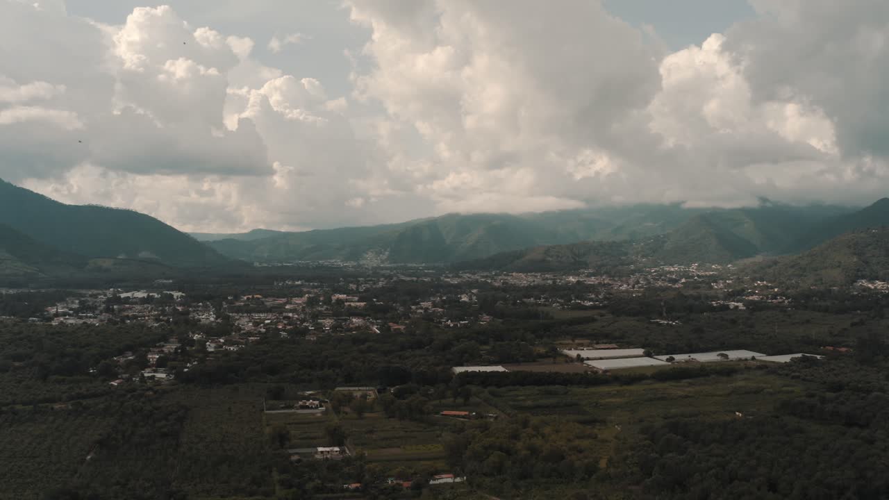 Paesaggio aereo con drone, scenario verde, nuvole e montagne, ripreso durante una bella giornata in Guatemala