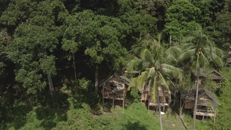 Aéreo-Descuidado-Bungalows-Tailandeses-Vacíos-Con-Océano-Sin-Turistas-Restricciones-De-Viaje-Pandémicas