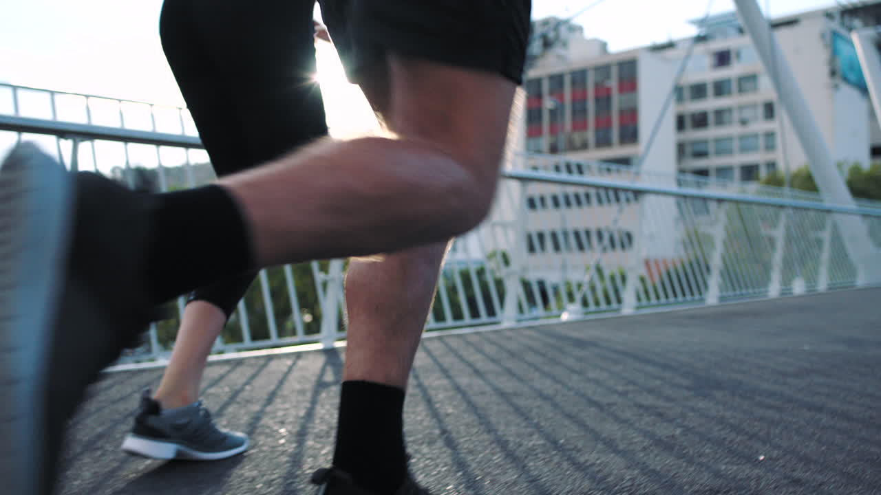 personas atléticas corriendo por la calle haciendo