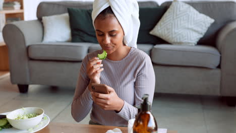 teléfono, mujer y comer alimentos saludables con social