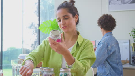 Pareja-Que-Dirige-Negocios-En-Línea-Desde-Casa-Etiquetando-Y-Oliendo-Velas-Boutique-Antes-Del-Envío