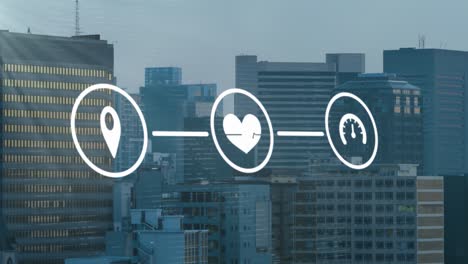 animación de velocímetros, gps, iconos de pulso cardíaco que forman un diagrama de flujo sobre edificios modernos en la ciudad