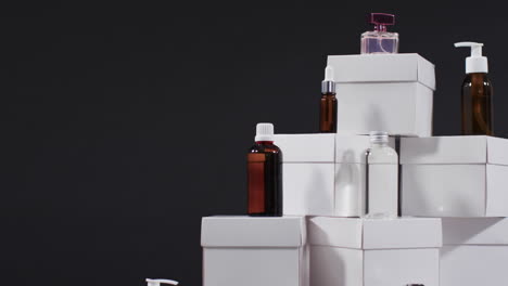 video von schönheitsprodukten mit weißen kartonboxen mit kopierraum auf schwarzem hintergrund