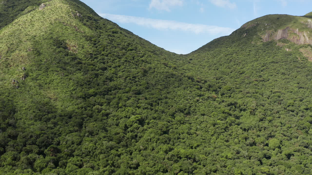 vista aérea subiendo a una selva tropical amazónica montaña tropical, brasil, américa del sur