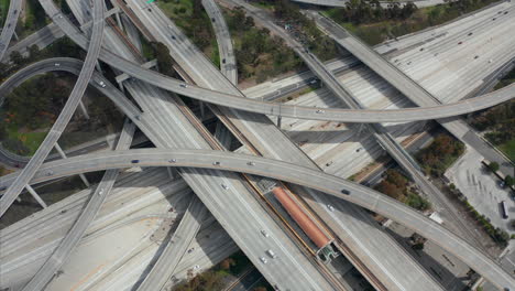 Antena:-Dando-Vueltas-Lentamente-Sobre-El-Enorme-Intercambio-Judge-Pregerson-Que-Muestra-Múltiples-Caminos,-Puentes,-Autopistas-Con-Poco-Tráfico-De-Automóviles-En-Los-Ángeles,-California,-En-Un-Hermoso-Día-Soleado