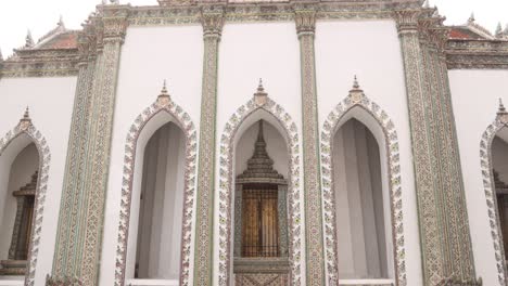 templo budista blanco con puerta detallada en el casco antiguo de rattanakosin de bangkok, tailandia