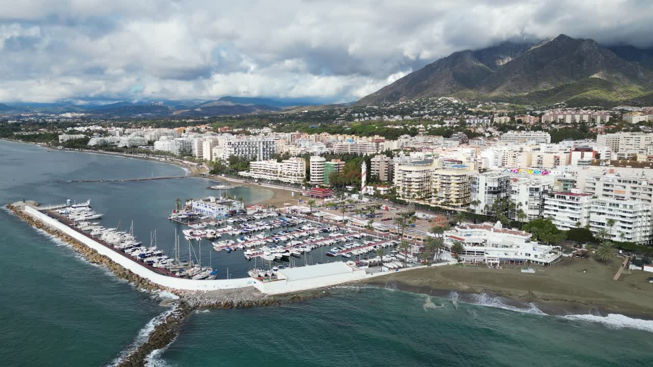 costa de marbella con puerto, bulevar y hoteles en andalucía, españa - aérea