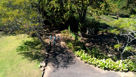 atletas de maratón corriendo en el parque 4k