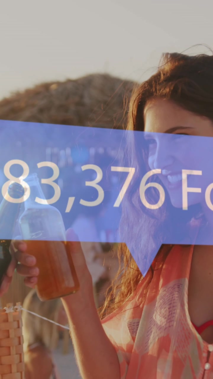 ビーチで乾杯するカップルの上に、フォロワーが増加する吹き出しのアニメーション