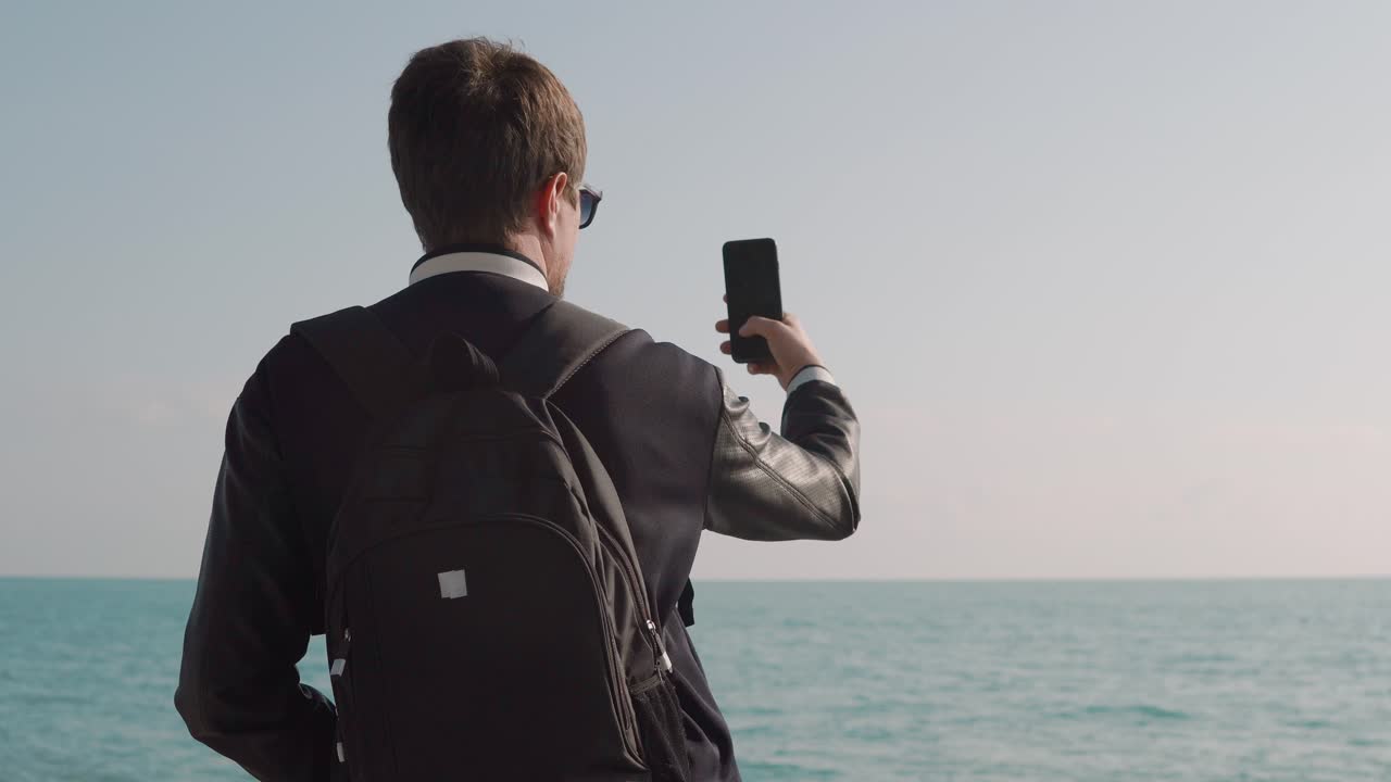 해변에서 셀피를 찍는 남자