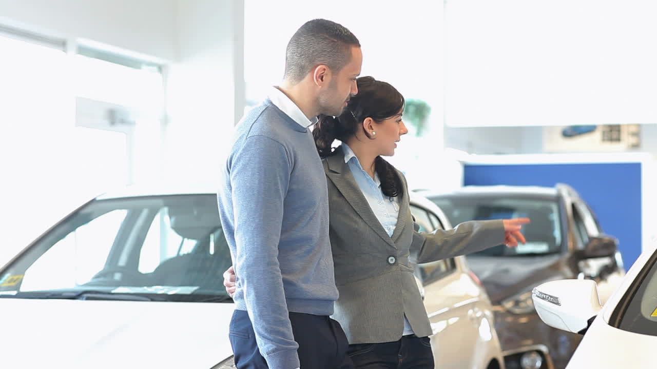 una pareja discutiendo sobre un coche.