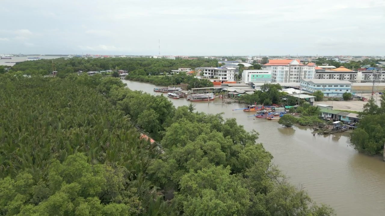 Embarcaciones locales amarradas en el río Chao Phraya cerca del muelle Phra Samut Chedi en Bangkok, Tailandia. Seguimiento con dron en 4K 60FPS
