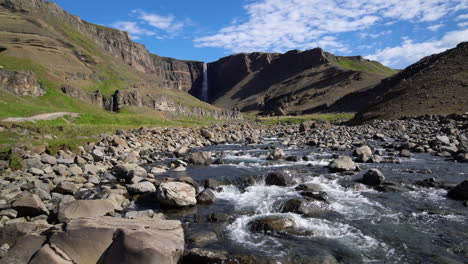 wunderschöner hengifoss-wasserfall im osten islands.