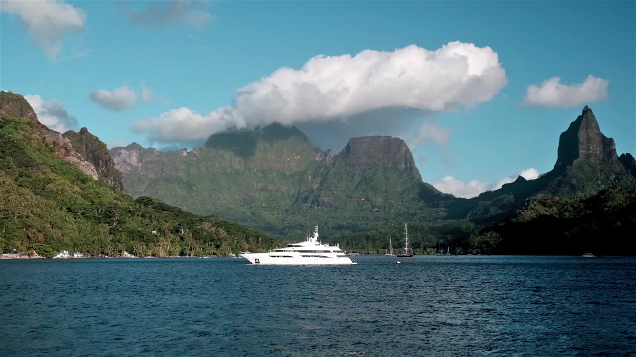yates anclados en la isla de moorea