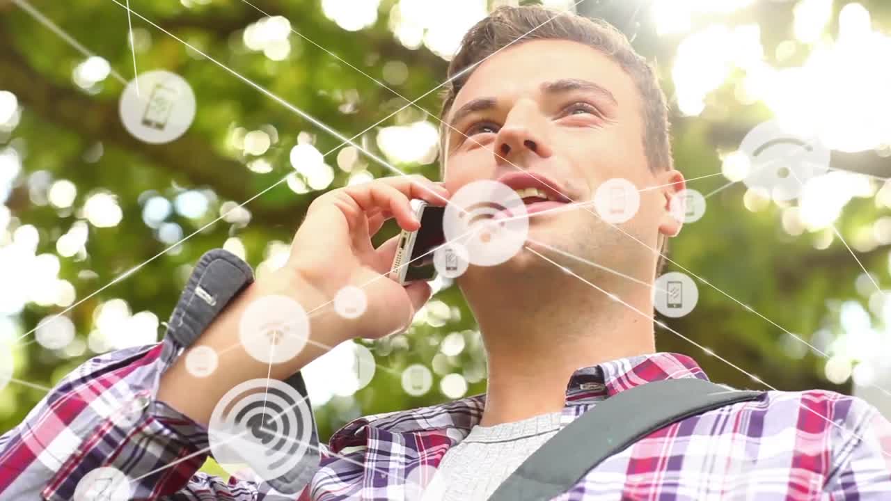 아이콘과 연결된 네트워크를 통해 스마트폰으로 대화하는 백인 남자의 애니메이션