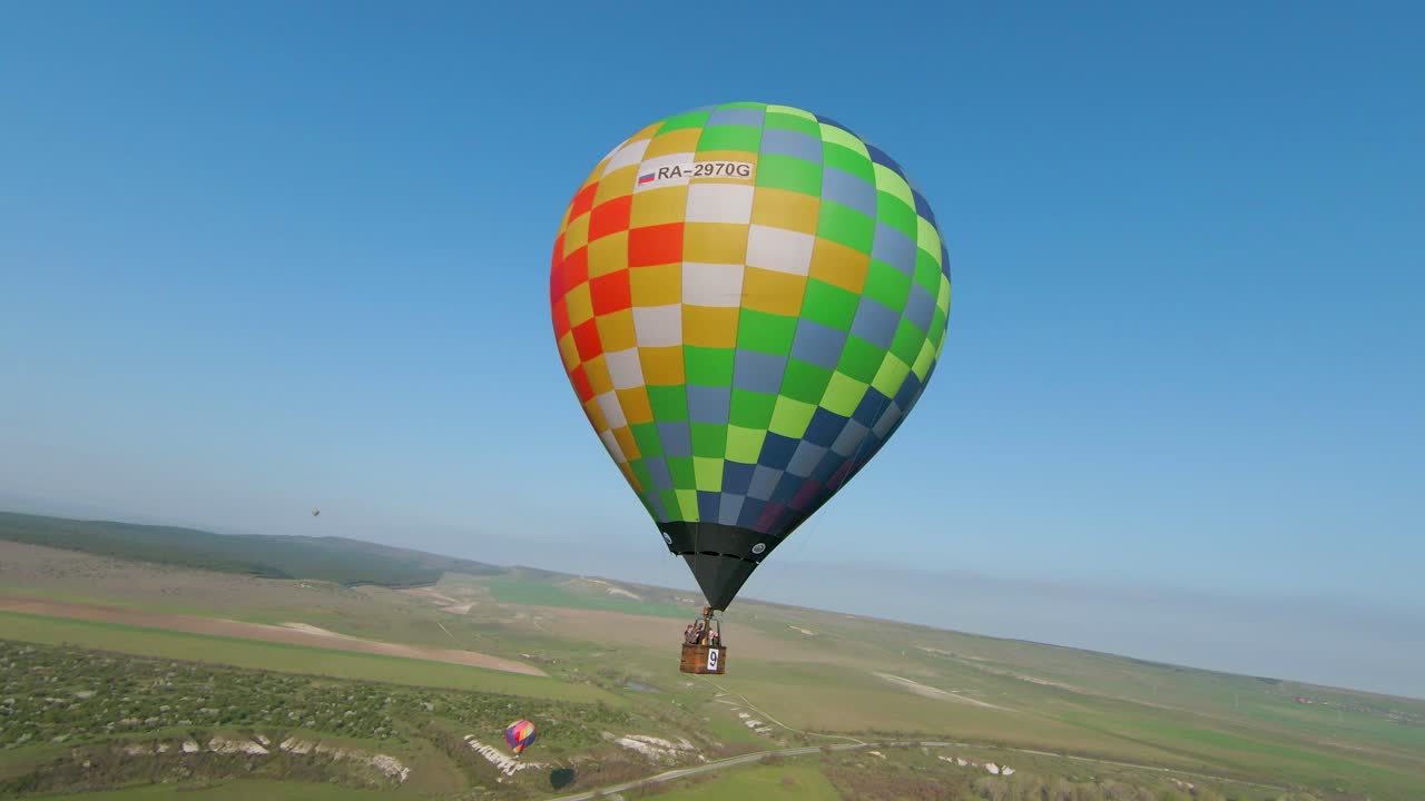 Voo de Balão de Ar Quente Sobre uma Paisagem Cênica