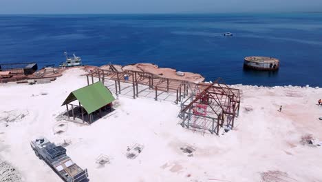 marco de construcción en el sitio de construcción en la costa del caribe en pedernales, república dominicana