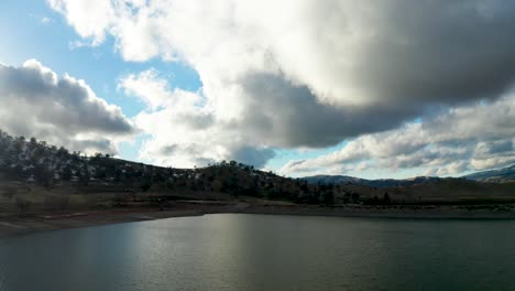 Hermosa-Vista-Aérea-Del-Lago-Brite-En-Tehachapi-California