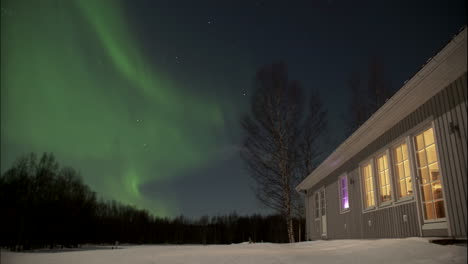 Lapso-De-Tiempo-De-La-Aurora-Boreal-Desde-El-Patio-De-Una-Casa-Residencial