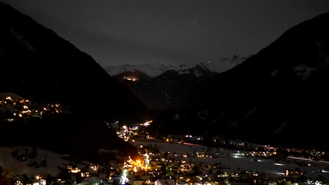 Nachtzeitraffer-Eines-Dorfes-In-Den-Schneebedeckten-Bergen