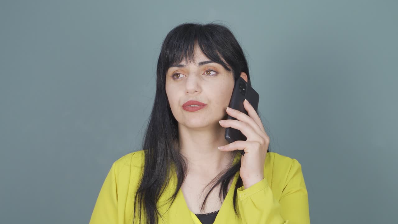 una mujer enojada hablando por teléfono.