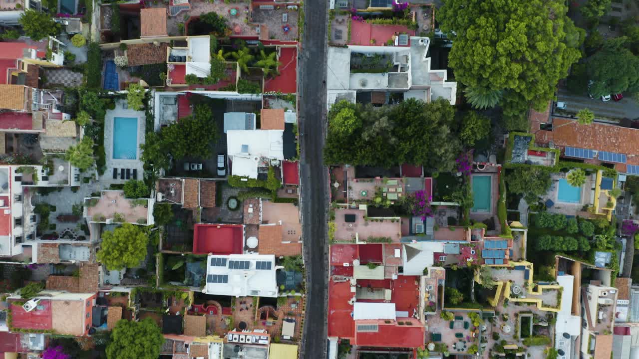 vista de pájaro de calles coloridas en la ciudad mexicana, san miguel de allende