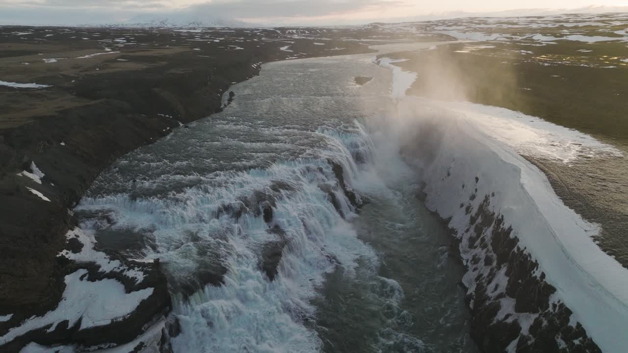 gullfoss의 안개는 아름다운 일몰 동안 아이슬란드의 폭포 폭포, 공중
