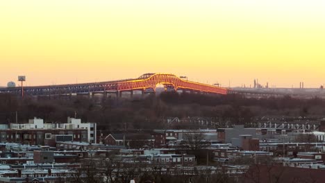 Hermoso-Zoom-Aéreo-Largo-Desde-El-Barrio-Sur-De-Filadelfia-Del-Puente-Walt-Whitman-Con-Luz-Dorada