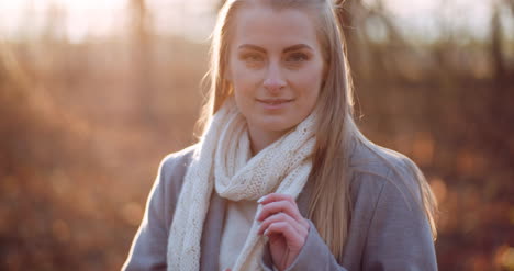 Porträt-Einer-Positiven-Frau,-Die-Im-Herbst-Im-Wald-Spaziert-2