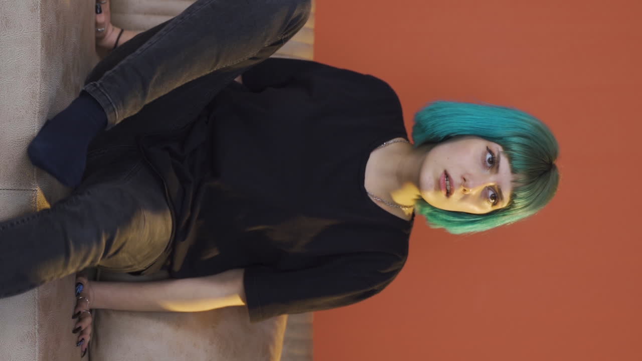 video vertical de una joven esquizofrénica.