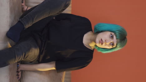 video vertical de una joven esquizofrénica.