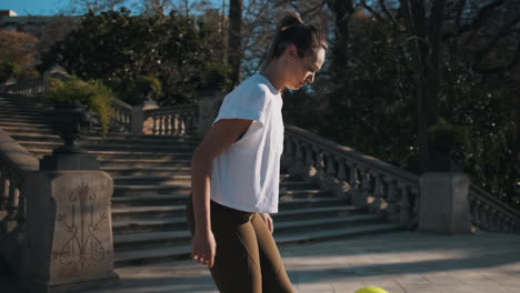 mujer de fútbol caucásica al aire libre.