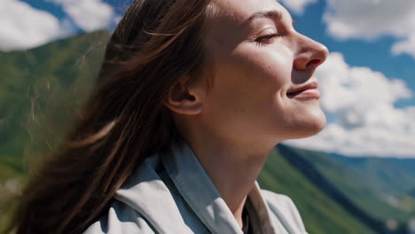 mujer relajándose en las montañas